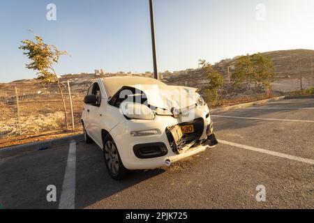 07-09-2022. shaar binyamin-israel. Ein israelisches Auto nach einem Autounfall vor dem Auto Stockfoto