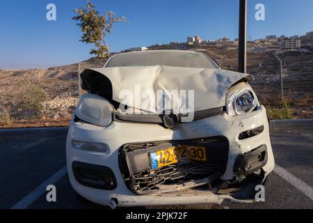 07-09-2022. shaar binyamin-israel. Ein israelisches Auto nach einem Autounfall vor dem Auto Stockfoto