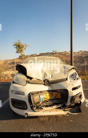 07-09-2022. shaar binyamin-israel. Ein israelisches Auto nach einem Autounfall vor dem Auto Stockfoto