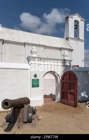 Stadtbild mit alter Kanone und Eingang des historischen Pooweder Fass, aufgenommen im hellen Sommerlicht, Stellenbosch, Westkap, Südafrika Stockfoto