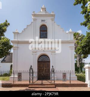 Stadtbild mit rhenischer Kirchenfassade, aufgenommen in hellem Sommerlicht, Stellenbosch, Westkap, Südafrika Stockfoto