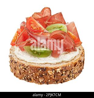 Italienischer Prosciutto crudo oder spanischer Jamon isoliert auf weißem Hintergrund Stockfoto