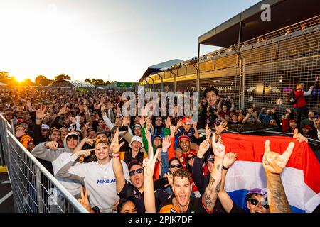 Melbourne, Australien. 02. April 2023. Fans, die auf der Rennstrecke nach dem Formel 1 Grand Prix auf dem Albert Park Circuit in Melbourne feiern. (Foto: George Hitchens/SOPA Images/Sipa USA) Guthaben: SIPA USA/Alamy Live News Stockfoto
