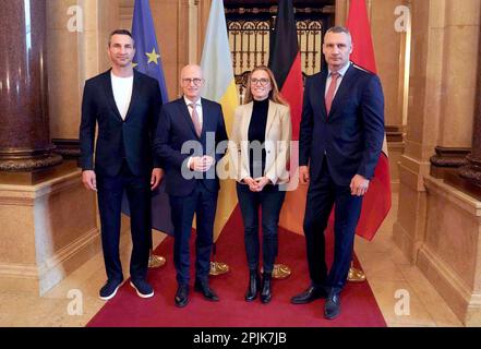 Hamburg: Deutschland, 03. April 2023, Peter Tschentscher (2. von links, SPD), erster Bürgermeister und Präsident des Senats der Freien und Hansestadt Hamburg, steht im Rathaus mit Vitali Klitschko (r), Bürgermeister der ukrainischen Hauptstadt Kiew und ehemaliger Boxweltmeister, am Spiegel. Und seinem Bruder Wladimir Klitschko (l) sowie Tatjana Kiel, Geschäftsführer von Klitschko Ventures. Klitschko und Tschentscher sprechen über die aktuelle Situation in Kiew und der Ukraine sowie über ihre weitere Zusammenarbeit im "Pakt für Solidarität und Zukunft". Im April 2022 hatten die beiden Politiker beschlossen, dies zu tun Stockfoto