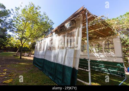 Ein Gebäude eines öffentlichen Sukkah, vor dem Sukkot-Urlaub, im ein Hamad Park in Jerusalem Stockfoto