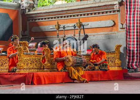 Bali, Indonesien, Februar 14,2023: Musiker bei einer Barong-Tanzshow, der traditionellen balinesischen Vorstellung in Ubud, Bali Stockfoto