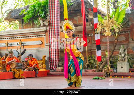 Bali, Indonesien, Februar 14,2023: Eine Frau tritt Barong-Tanz auf, der traditionelle balinesische Tanz in Ubud, Bali, Indonesien. Stockfoto