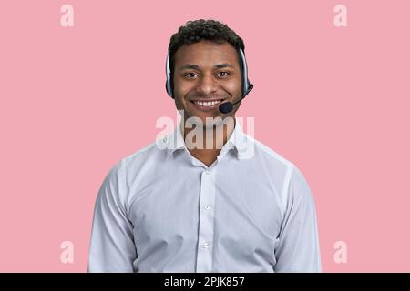 Porträt eines lächelnden jungen indianers mit Headset. Business mit Kundenservice und Mitarbeiterkonzept. Stockfoto