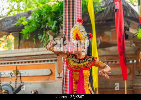 Bali, Indonesien, Februar 14,2023: Eine Frau tritt Barong-Tanz auf, der traditionelle balinesische Tanz in Ubud, Bali, Indonesien. Stockfoto
