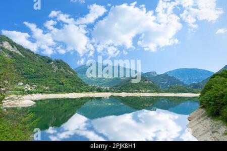 Wunderschöne Sommerlandschaft des Corlo-Sees in Italien, umgeben von den Alpen. Stockfoto