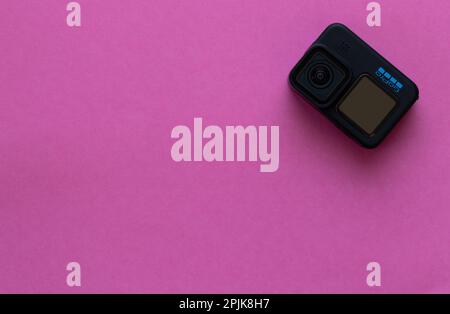 18-12-2022. jerusalem-israel. Extrem schwarze Kamera auf pinkfarbenem Hintergrund Stockfoto