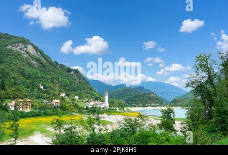 Wunderschöner Sommerblick auf die Arsie und den Corlo-See in Italien, umgeben von den Alpen. Stockfoto