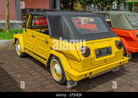 Ubud, Indonesien - Februar 14,2023: Klassischer, farbenfroher Volkswagen Safari-Wagen, Typ 82, auch bekannt als Bucket-SEAT-Auto in Ubud Stockfoto