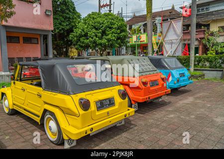 Ubud, Indonesien - Februar 14,2023: Klassischer, farbenfroher Volkswagen Safari-Wagen, Typ 82, auch bekannt als Bucket-SEAT-Auto in Ubud Stockfoto