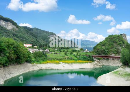 Malerischer Sommerblick auf die Arsie und den Lake Corlo in Italien, umgeben von den Alpen. Stockfoto