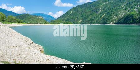 Panoramablick im Sommer auf den Berg Corlo in Italien, umgeben von den Alpen. Stockfoto