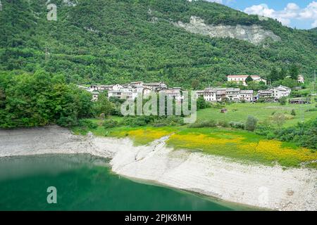 Malerischer Sommerblick auf die Arsie und den Lake Corlo in Italien. Reiseziele. Stockfoto