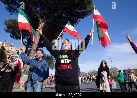 Rom, Italien. 01. April 2023. Ein junges iranisches Mädchen protestiert gegen die Gewalt des iranischen Regimes (Foto von Matteo Nardone/Pacific Press/Sipa USA) Kredit: SIPA USA/Alamy Live News Stockfoto