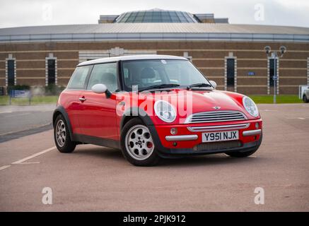 Der 202. 2001 BMW R50 Mini Cooper, der je gebaut wurde, im British Motor Heritage Museum Stockfoto