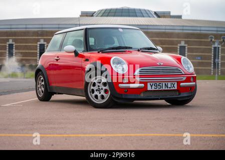 Der 202. 2001 BMW R50 Mini Cooper, der je gebaut wurde, im British Motor Heritage Museum Stockfoto