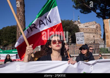 Rom, Italien. 01. April 2023. Ein junges iranisches Mädchen protestiert gegen die Gewalt des iranischen Regimes (Foto von Matteo Nardone/Pacific Press/Sipa USA) Kredit: SIPA USA/Alamy Live News Stockfoto