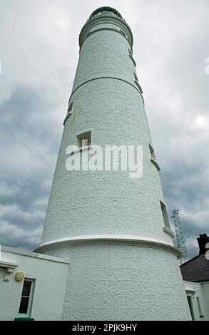 Nash Point, der Leuchtturm an der Glamorgan Heritage Coast, am Nash Point (oder Marcross Beach), der seit 1832 im Besitz des Trinity House ist bzw. von ihm instand gehalten wird Stockfoto