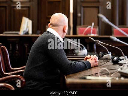 Hamburg, Deutschland. 03. April 2023. Ein 48-jähriger Mann, der des Mordes angeklagt ist, sitzt im Gerichtssaal des Bezirksgerichts. Im zweiten Todesverfahren gegen einen Brasilianer im Jahr 2019 soll das Hamburger Landesgericht das Urteil verkünden. Der Italiener war bereits am 22. April 2021 zu lebenslanger Haft verurteilt worden. Der Oberste Bundesgerichtshof hob jedoch die Verurteilung wegen Mordes im Mai 2022 auf und verwies den Fall an eine andere Geschworenenkammer. Kredit: Daniel Bockwoldt/dpa/Pool/dpa/Alamy Live News Stockfoto