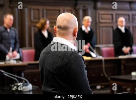 Hamburg, Deutschland. 03. April 2023. Ein 48-jähriger Mann, der des Mordes beschuldigt wird, steht im Gerichtssaal vor dem Regionalgericht. Im zweiten Todesverfahren gegen einen Brasilianer im Jahr 2019 wird das Hamburger Landesgericht das Urteil verkünden. Der Italiener war bereits am 22. April 2021 zu lebenslanger Haft verurteilt worden. Der Oberste Bundesgerichtshof hob jedoch die Verurteilung wegen Mordes im Mai 2022 auf und verwies den Fall an eine andere Geschworenenkammer. Kredit: Daniel Bockwoldt/dpa/Pool/dpa/Alamy Live News Stockfoto