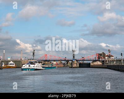 Frachtschiff, das über den Nordseekanal in Schleusen im Seehafen IJmuiden einläuft, nach Amsterdam, Niederlande Stockfoto