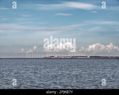 Skyline der Stadt Urk und Windpark Noordoostpolder an der Ostküste des IJsselmeer Sees, Niederlande Stockfoto