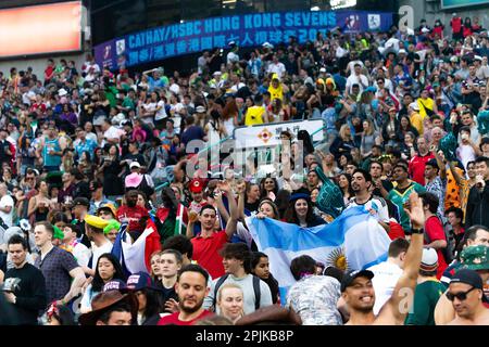 Hongkong, China. 02. April 2023. Fans des Teams Argentina mit der Nationalflagge Argentiniens auf Cathay Pacific/HSBC Hong Kong Sevens 2023. (Foto: Ben Lau/SOPA Images/Sipa USA) Guthaben: SIPA USA/Alamy Live News Stockfoto