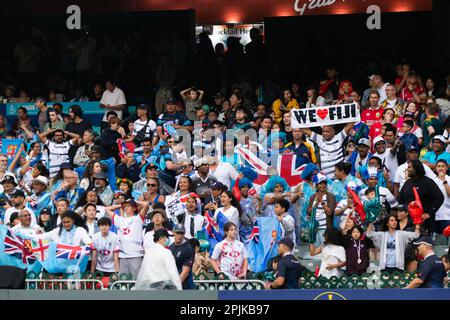 Hongkong, China. 02. April 2023. Fans des Fidschi-Teams jubeln beim Halbfinalspiel des Cathay Pacific/HSBC Hong Kong Sevens 2023 an. (Foto: Ben Lau/SOPA Images/Sipa USA) Guthaben: SIPA USA/Alamy Live News Stockfoto