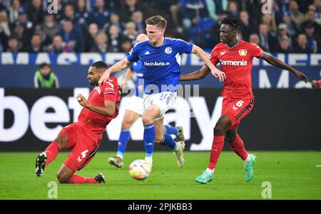 Bundesliga, Veltins Arena, FC Schalke 04 gegen Bayer Leverkusen; Jonathan Tah (LEV), Marius Bülter (S04), Odilon Kossounou (LEV) Stockfoto