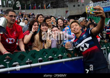 Hongkong, China. 02. April 2023. MAK Kwai Chung (Nr. 7) macht Selfie mit Fans auf dem Cathay Pacific/HSBC Hong Kong Sevens 2023. (Foto: Ben Lau/SOPA Images/Sipa USA) Guthaben: SIPA USA/Alamy Live News Stockfoto