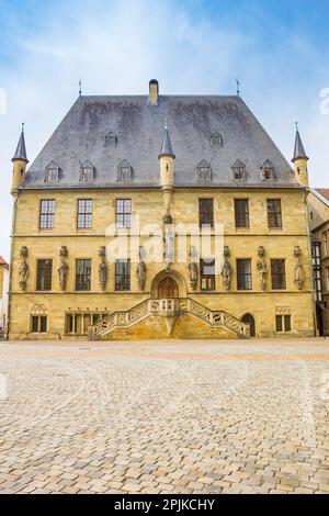 Kopfsteinpflaster vor dem historischen Rathaus von Osnabruck Stockfoto