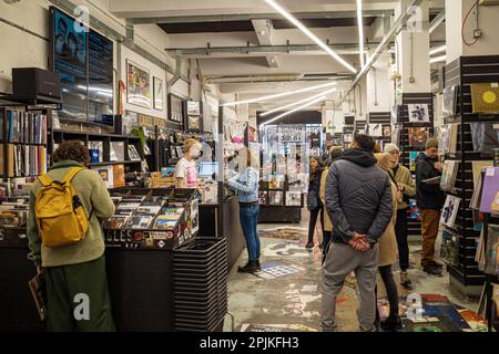 London Rough Trade East Record Shop and Cafe - Plattenkäufer stöbern im Roough Trade East Plattenladen in der Nähe der Brick Lane im Londoner Shoreditch-Viertel. Stockfoto