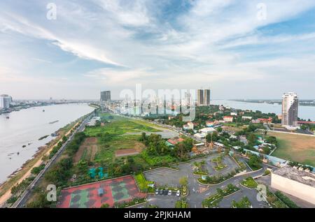 Mit Blick nach Norden, Tonle sap Fluss links und Mekong rechts, fließt in südlicher Richtung zu dem Ort, wo sie zusammenlaufen, in den s Stockfoto