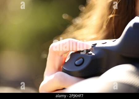 Nahaufnahme eines Fotografen, der die Verschlusszeit mit dem Drehrad der spiegellosen Kamera anpasst Stockfoto