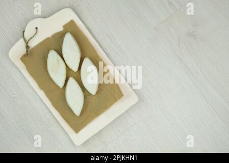 Rohe Kartoffeln wachsen auf einem Schneidebrett. Bereit zum Kochen. Gefrorene Koteletts, bei denen Fleisch oder andere tierische Erzeugnisse von der Ernährung ausgeschlossen sind. T Stockfoto