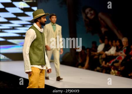 Colombo, Sri Lanka. 1. April 2023. Die Modelle werden von Modedesigner Fouzul Hameed während der Colombo Fashion Week 20. in Colombo (Kreditbild: © Ruwan Walpola/Pacific Press via ZUMA Press Wire) nur REDAKTIONELL VERWENDET! Nicht für den kommerziellen GEBRAUCH! Stockfoto