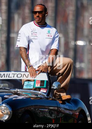 Albert Park, 2. April 2023 Lewis Hamilton (GBR) des Teams Mercedes während der Fahrerparade. Corleve/Alamy Live News Stockfoto