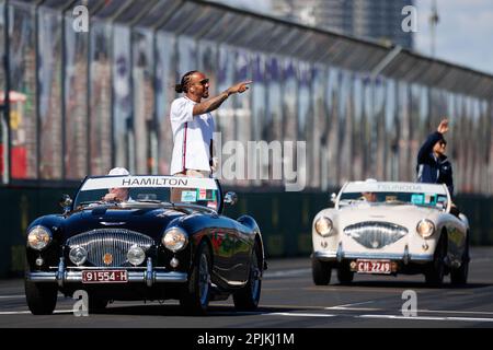 Albert Park, 2. April 2023 Lewis Hamilton (GBR) des Teams Mercedes und Yuki Tsunoda (JPN) des Teams AlphaTauri während der Fahrerparade. Corleve/Alamy Live News Stockfoto