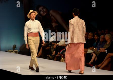 Colombo, Sri Lanka. 1. April 2023. Die Modelle werden von Modedesigner Fouzul Hameed während der Colombo Fashion Week 20. in Colombo (Kreditbild: © Ruwan Walpola/Pacific Press via ZUMA Press Wire) nur REDAKTIONELL VERWENDET! Nicht für den kommerziellen GEBRAUCH! Stockfoto