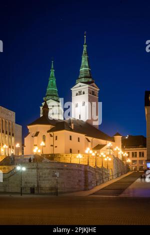 Kathedrale der Heiligen Dreifaltigkeit auf dem Andrej-Hlinka-Platz in Zilina, Slowakei Stockfoto