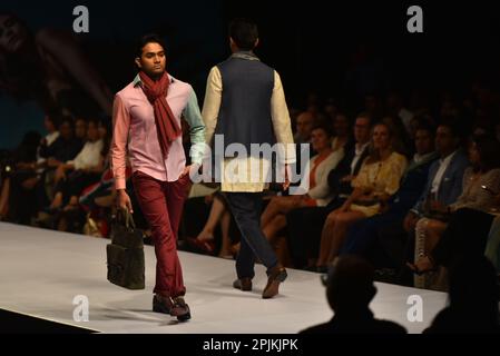 Colombo, Sri Lanka. 1. April 2023. Die Modelle werden von Modedesigner Fouzul Hameed während der Colombo Fashion Week 20. in Colombo (Kreditbild: © Ruwan Walpola/Pacific Press via ZUMA Press Wire) nur REDAKTIONELL VERWENDET! Nicht für den kommerziellen GEBRAUCH! Stockfoto