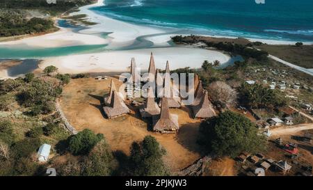 Vogelperspektive auf das traditionelle Haus Ratenggaro in Sumba, East Nusa Tenggara, Indonesien. Vernichtende Architektur. Stockfoto