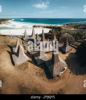 Vogelperspektive auf das traditionelle Haus Ratenggaro in Sumba, East Nusa Tenggara, Indonesien. Vernichtende Architektur. Stockfoto