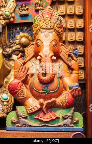 Thailand, Bangkok. Geschnitzte und bemalte hölzerne Statue von Ganesha oder Phra Phikanet. Stockfoto