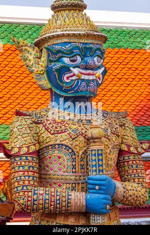 Thailand, Bangkok. Yaksha, der Dämon, der im Ramayana dargestellt wird, bewacht Wat Phra Kaew (Tempel des Smaragd-Buddha). Stockfoto