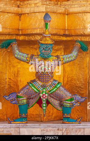 Thailand, Bangkok. Yaksha, der Dämon, der im Ramayana dargestellt wird, bewacht Wat Phra Kaew (Tempel des Smaragd-Buddha). Stockfoto
